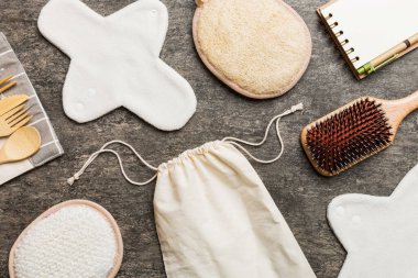 Sıfır atık. Çevre dostu günlük aksesuarlar. en üstteki görünüm.