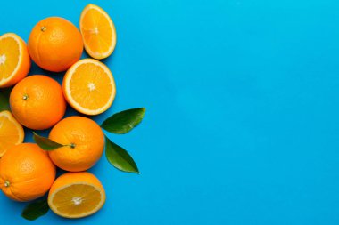 Renkli arka planda taze meyve portakalı dilimleri. Üst Manzara. Uzayı kopyala yaratıcı yaz konsepti. Minimum düzlükte turunçgillerin yarısı kopyalama alanı ile yatar.