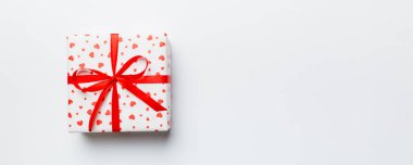 Sevgililer Günü kompozisyonu: Yay ve kalple kırmızı hediye kutusu. Noel hediyesi. Yukarıdan bak. Mesaj için yer var. Holday tebrik kartı.