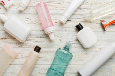 Banyo ürünleri için model düz yatak, spa jileti, diş macunu, sabun, jöle ve diğer çeşitli aksesuarlar. Cilt sağlığı için kozmetik. Logonuz için Bath Mockup.