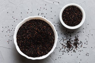 Renkli arkaplanda kinoa tohumları var. Küçük kasede sağlıklı kinwa. Sağlıklı süper yiyecekler.