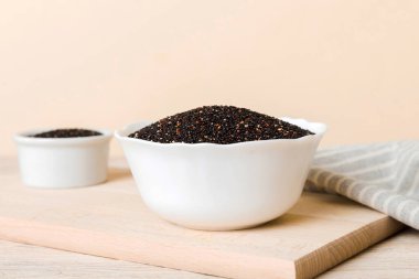 Renkli arkaplanda kinoa tohumları var. Küçük kasede sağlıklı kinwa. Sağlıklı süper yiyecekler.