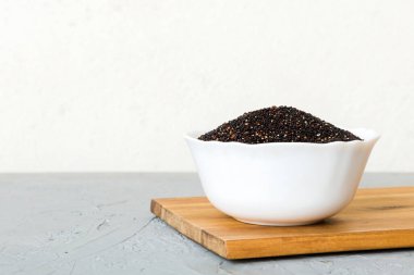 Renkli arkaplanda kinoa tohumları var. Küçük kasede sağlıklı kinwa. Sağlıklı süper yiyecekler.