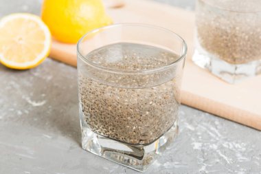 Sağlıklı kahvaltı ya da sabah chia tohumu ve limon, vejetaryen yiyecekler, diyet ve sağlık konsepti. Limonlu Chia pudingi.