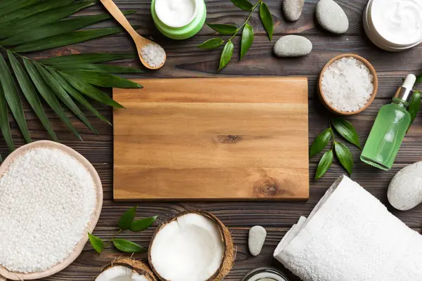 Hindistan cevizi yağı dolu kavanozlar ve renkli arka planda kozmetik kremi. Üst Manzara. Metnin için boş yer. Doğal spa Hindistan cevizi kozmetik ve organik tedavi konsepti Hindistan cevizi spa bileşimi.