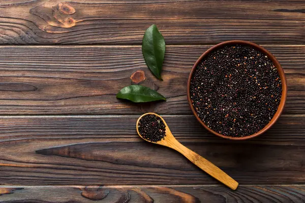 Kase içinde kinoa tohumu ve renkli arka planda kaşık. Küçük kasede sağlıklı kinwa. Sağlıklı süper yiyecekler.