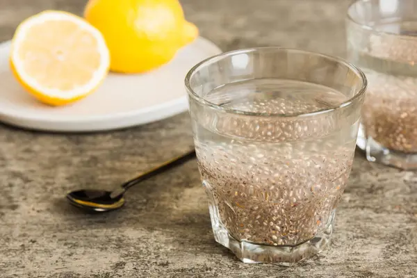 Sağlıklı kahvaltı ya da sabah chia tohumu ve limon, vejetaryen yiyecekler, diyet ve sağlık konsepti. Limonlu Chia pudingi.