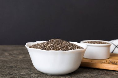 Renkli arka planda Chia tohumları. Sağlıklı Salvia Hispanikleri küçük kasede. Sağlıklı süper yiyecekler.