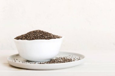 Renkli arka planda Chia tohumları. Sağlıklı Salvia Hispanikleri küçük kasede. Sağlıklı süper yiyecekler.