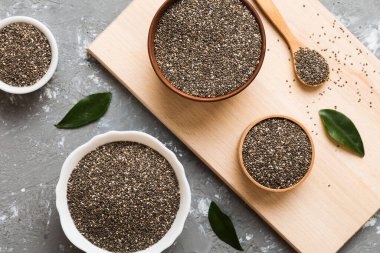 Kavanozda Chia tohumu ve renkli arka planda kaşık. Sağlıklı Salvia Hispanikleri küçük kasede. Sağlıklı süper yiyecekler.