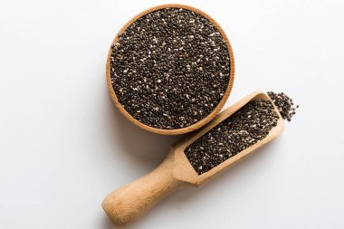 Kavanozda Chia tohumu ve renkli arka planda kaşık. Sağlıklı Salvia Hispanikleri küçük kasede. Sağlıklı süper yiyecekler.