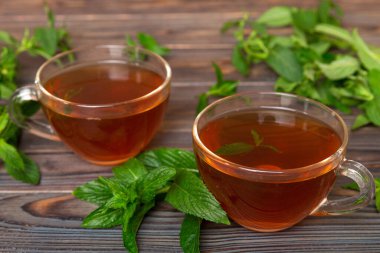 Arka planda bir fincan nane çayı. Fotokopi alanı ile taze nane görünümlü yeşil çay.
