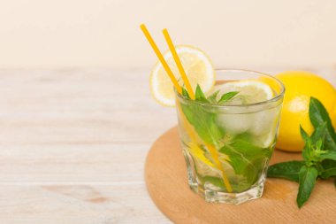 Mojito kokteyli. Limonlu, limonlu ve naneli mojito kokteylini uzun bir bardakta sopayla tazeliyorum..