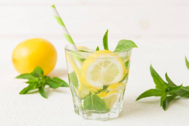 Mojito kokteyli. Limonlu, limonlu ve naneli mojito kokteylini uzun bir bardakta sopayla tazeliyorum..