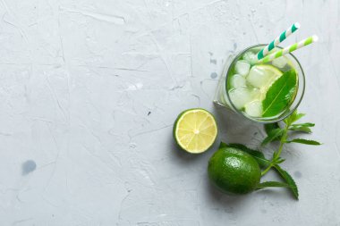 Caipirinha, Mojito kokteyli, limonlu votka veya soda, masa arkasında nane ve saman. Naneli, limonlu, cam manzaralı, ferahlatıcı bir içecek..