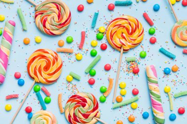 Lezzetli İştah açıcı Parti Aksesuarları Mutlu Yıllar Tatlı. Renkli arkaplanda farklı tipte şekerler, kopyalama alanı. Renkli doğum günü partisi geçmişi.