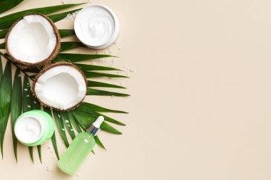 Hindistan cevizi yağı dolu kavanozlar ve renkli arka planda kozmetik kremi. Üst Manzara. Metnin için boş yer. Doğal spa Hindistan cevizi kozmetik ve organik tedavi konsepti Hindistan cevizi spa bileşimi.