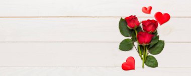 Masada gül çiçeği ve kırmızı kalple Sevgililer Günü kompozisyonu. Üst görünüm, düz görünüm, kopyalama alanı Tatil kavramı.