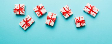 Sevgililer Günü kompozisyonu: Yay ve kalple kırmızı hediye kutusu. Noel hediyesi. Yukarıdan bak. Mesaj için yer var. Holday tebrik kartı.