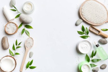 Hindistan cevizi yağı dolu kavanozlar ve renkli arka planda kozmetik kremi. Üst Manzara. Metnin için boş yer. Doğal spa Hindistan cevizi kozmetik ve organik tedavi konsepti Hindistan cevizi spa bileşimi.