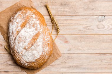 Köy manzaralı peçeteli taze pişmiş lezzetli Fransız ekmeği. Sağlıklı beyaz ekmek..