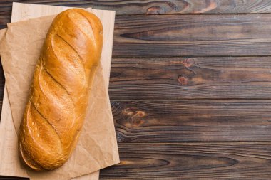 Kırsal masa manzaralı peçeteli taze pişmiş ekmek. Sağlıklı beyaz ekmek izole edilmiş..