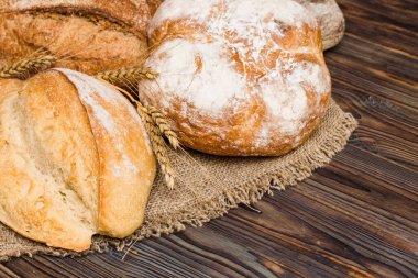 Ev yapımı doğal ekmek. Arkaplan olarak taze ekmeğin farklı türleri, kopya alanı ile perspektif.