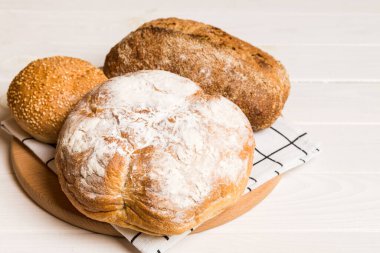 Ev yapımı doğal ekmek. Arkaplan olarak taze ekmeğin farklı türleri, kopya alanı ile perspektif.