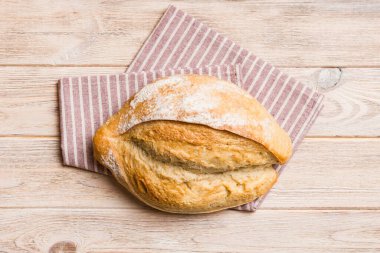 Köy manzaralı peçeteli taze pişmiş lezzetli Fransız ekmeği. Sağlıklı beyaz ekmek..