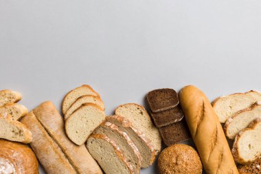 Ev yapımı doğal ekmek. Arka plan olarak farklı taze ekmek türleri, kopya alanı ile üst görünüm.