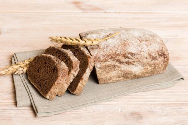 Köy manzaralı peçeteli taze dilimlenmiş ekmek çeşitleri. Sağlıklı mayasız ekmek. Fransız ekmeği dilimi.