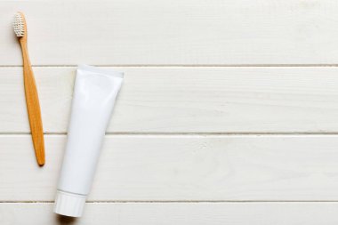 Renkli arka planda kopyalama alanı olan diş macunu ve üst görünümü. Düz yatıyordu. Diş hijyeni. Hafif arka planda ağız bakım ürünleri. Vücut bakımı kavramı.