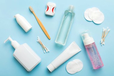 Banyo ürünleri için model düz yatak, spa jileti, diş macunu, sabun, jöle ve diğer çeşitli aksesuarlar. Cilt sağlığı için kozmetik. Logonuz için Bath Mockup.