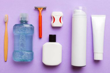 Banyo ürünleri için model düz yatak, spa jileti, diş macunu, sabun, jöle ve diğer çeşitli aksesuarlar. Cilt sağlığı için kozmetik. Logonuz için Bath Mockup.