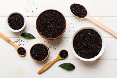 Kase içinde kinoa tohumu ve renkli arka planda kaşık. Küçük kasede sağlıklı kinwa. Sağlıklı süper yiyecekler.