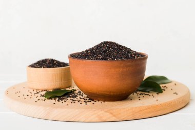 Renkli arkaplanda kinoa tohumları var. Küçük kasede sağlıklı kinwa. Sağlıklı süper yiyecekler.