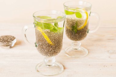 Sağlıklı kahvaltı ya da sabah Chia tohumlu limon ve nane arkaplanda, vejetaryen yiyecekler, diyet ve sağlık konsepti. Limonlu ve naneli Chia pudingi..