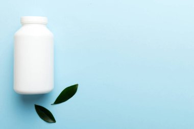 İlaçlar, ilaç şişesi, sağlık ve tıbbi destek. Vitamin hapları. Yeşil yapraklı vitaminler, doğal organik biyo takviyeler, fotokopi alanı..