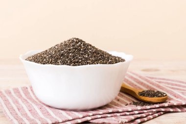 Kavanozda Chia tohumu ve renkli arka planda kaşık. Sağlıklı Salvia Hispanikleri küçük kasede. Sağlıklı süper yiyecekler.