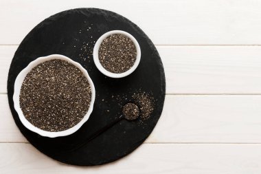 Kavanozda Chia tohumu ve renkli arka planda kaşık. Sağlıklı Salvia Hispanikleri küçük kasede. Sağlıklı süper yiyecekler.