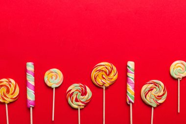 Renkli arka planda renkli lolipoplar. Yaz kavramı. Parti Mutlu Yıllar ya da Minimalist Kavram.