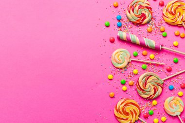 Lezzetli İştah açıcı Parti Aksesuarları Mutlu Yıllar Tatlı. Renkli arkaplanda farklı tipte şekerler, kopyalama alanı. Renkli doğum günü partisi geçmişi.