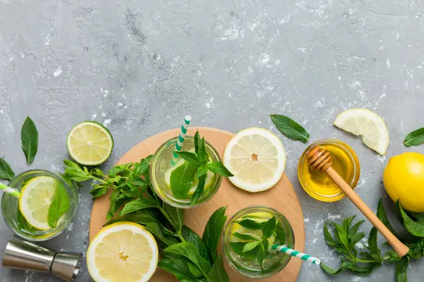 Caipirinha, Mojito kokteyli, limonlu votka veya soda, masa arkasında nane ve saman. Naneli, limonlu, cam manzaralı, ferahlatıcı bir içecek..