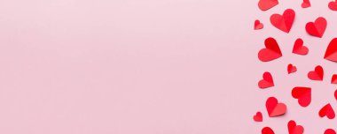 Kırmızı kalplerle sevgililer günü arkaplanı, kopyalama alanı ile üstten görünüm.