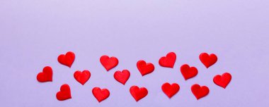 Kırmızı kalplerle sevgililer günü arkaplanı, kopyalama alanı ile üstten görünüm.