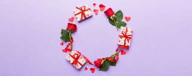 Renkli arka planda gülden yapılmış bir kalp, kalp ve boş tebrik kartı modeli. Top view, flat lay, copy space Holiday, Anneler Günü, doğum günü konsepti.