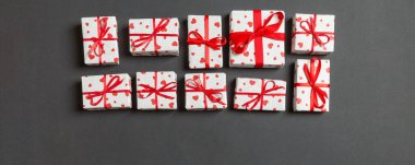 Renkli arka planda kırmızı kalpler olan hediye kutularının üst görüntüsü. Kopya alanı ile Sevgililer Günü konsepti.