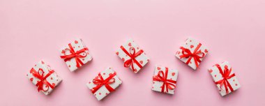 Sevgililer Günü kompozisyonu: Yay ve kalple kırmızı hediye kutusu. Noel hediyesi. Yukarıdan bak. Mesaj için yer var. Holday tebrik kartı.