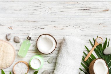 Hindistan cevizi yağı dolu kavanozlar ve renkli arka planda kozmetik kremi. Üst Manzara. Metnin için boş yer. Doğal spa Hindistan cevizi kozmetik ve organik tedavi konsepti Hindistan cevizi spa bileşimi.