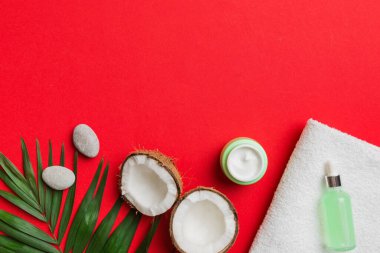 Hindistan cevizi yağı dolu kavanozlar ve renkli arka planda kozmetik kremi. Üst Manzara. Metnin için boş yer. Doğal spa Hindistan cevizi kozmetik ve organik tedavi konsepti Hindistan cevizi spa bileşimi.